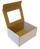 Ablakos (fólia nélkül) tároló doboz (140x110x70 mm) Kis méretű, önzáródó, ablakos (fólia nélkül), hullámkarton tároló doboz felnyitható tetővel

Felhasználás: 
A doboz tetején lévő kivágásnak köszönhetően jól láthatóvá válik a doboz tartalma, így például: aprósüteménynek, édességeknek, ajándék tárgynak, ékszernek, szerelvényeknek egyéb alkatrészeknek kiváló csomagolást nyújt. 
Elérhető fólia nélküli és fóliázott kivitelben is.

Méret: 140 x 110 x 70 mm - ablakos (fólia nélkül) hullámkarton tároló doboz
Kivitel: Fefco 0421

Anyag: mikrohullám karton papír
Színek: 
alap: barna, fehér
színes: bordó, fekete, kék, zöld