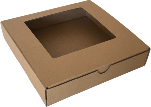 Ablakos (fóliás) tároló doboz (170x170x27 mm) Kis méretű, önzáródó, ablakos, fóliás, hullámkarton tároló doboz felnyitható tetővel

Felhasználás: 
Ajándéktárgyak, kozmetikai termékek (szappanok) szerszámok, szerelvények, egyéb kisméretű tárgyak tárolására alkalmas kisméretű önzáródó hullámkarton tároló doboz.

Méret: 170x170x27 mm - ablakos (fóliás) hullámkarton tároló doboz
Kivitel: Fefco 0421

Anyag: mikrohullám karton papír
Színek: 
alap: barna, fehér
színes: bordó, fekete, kék, zöld