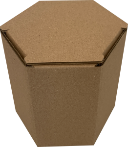 Hatszöglető hullámkarton doboz, Mézes doboz (90x90x100 mm) Hatszöglető hullámkarton doboz, Mézes doboz

Felhasználás: kis üveges méz tárolására  alkalmas, hatszögletű kivitelű, alul-felül nyitható  önzáródós hullámkarton doboz. 

Méret: 90 x 90 x 100 mm

Anyag: B-hullám karton papír (2,5mm)
Színek: barna