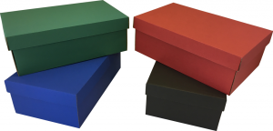 Színes cipős doboz, fedeles  (285x180x105 mm) Színes hullámkarton fedeles cipős doboz

Méret: 285 x 180 x 105 mm - hullámkarton fedeles cipős doboz

Anyag: mikrohullám karton papír
Színek: bordó, fekete, kék, zöld

Felhasználás: cipők, papucsok, csizmák tárolására alkalmas hullámkarton cipős doboz